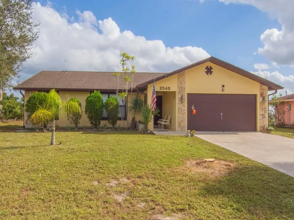 2543 SE Price Court Port Saint Lucie FL 34953