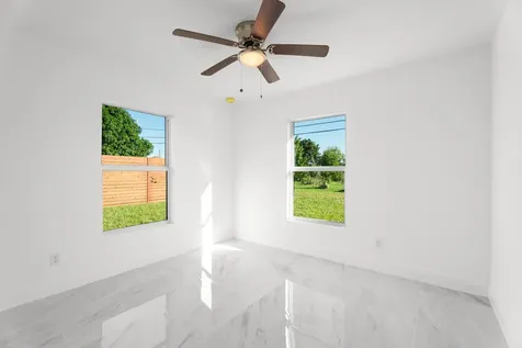 884 Sw Thrift Avenue Port Saint Lucie FL 34953