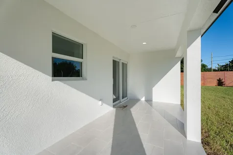 884 Sw Thrift Avenue Port Saint Lucie FL 34953