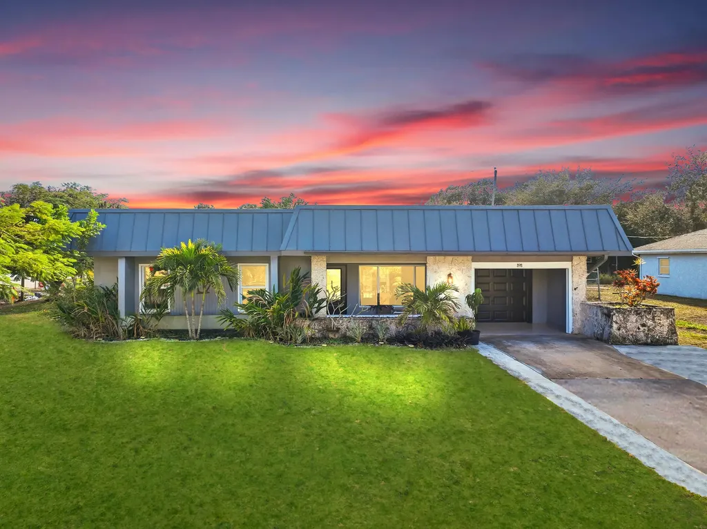 898 Se Evergreen Terrace Port Saint Lucie FL 34983