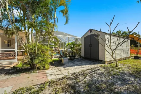 898 Se Evergreen Terrace Port Saint Lucie FL 34983
