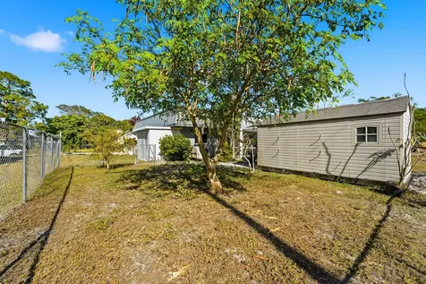 898 Se Evergreen Terrace Port Saint Lucie FL 34983