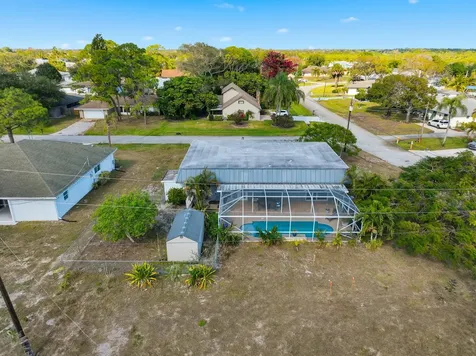 898 Se Evergreen Terrace Port Saint Lucie FL 34983