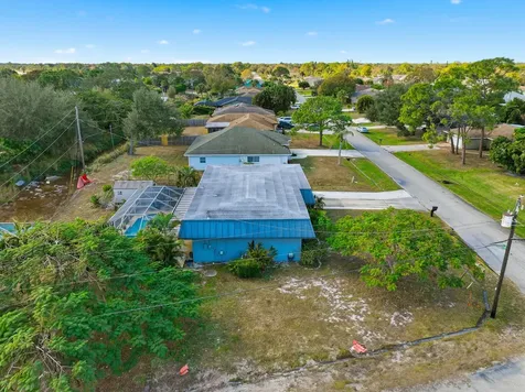 898 Se Evergreen Terrace Port Saint Lucie FL 34983