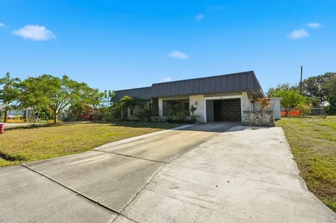 898 Se Evergreen Terrace Port Saint Lucie FL 34983