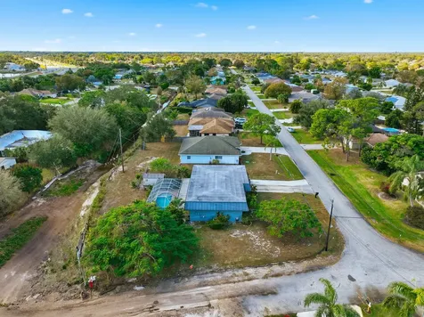 898 Se Evergreen Terrace Port Saint Lucie FL 34983