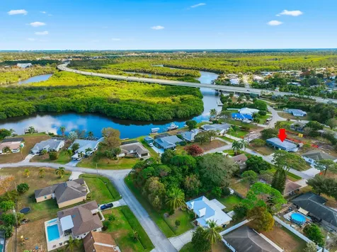 898 Se Evergreen Terrace Port Saint Lucie FL 34983