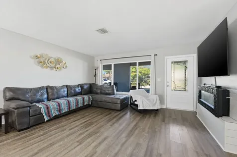 898 Se Evergreen Terrace Port Saint Lucie FL 34983