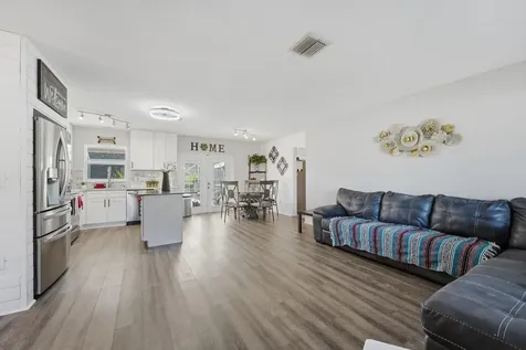 898 Se Evergreen Terrace Port Saint Lucie FL 34983
