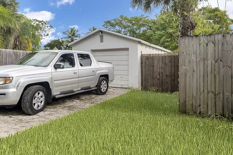 611 N Palmway Lake Worth Beach FL 33460
