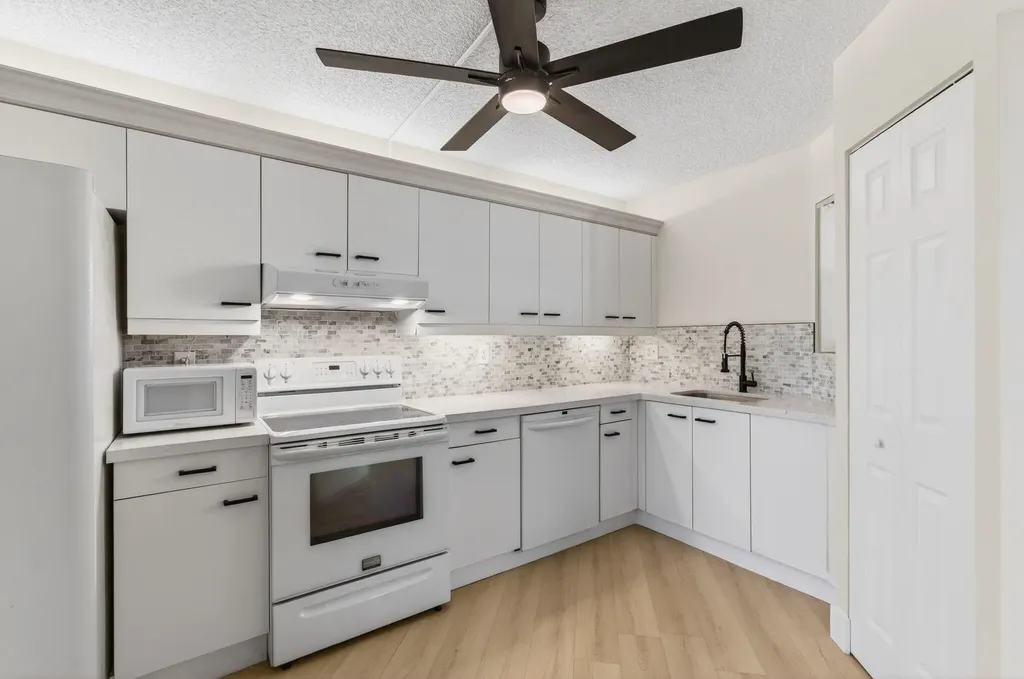 5900 Camino Del Sol Boca Raton FL 33433