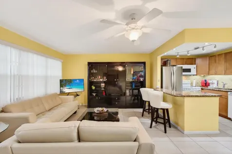 386 Grantham F Deerfield Beach FL 33442