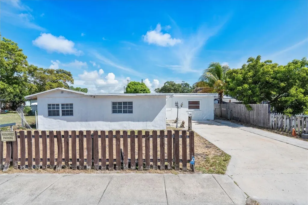 236 SW 14th Street Dania Beach FL 33004