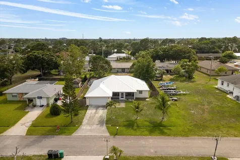 1762 Se Aires Lane Port Saint Lucie FL 34984