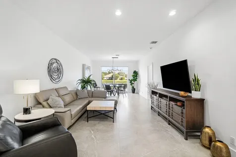 10605 Royal Caribbean Circle Boynton Beach FL 33437