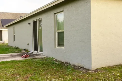 2325 Se Calcutta Circle Port Saint Lucie FL 34952