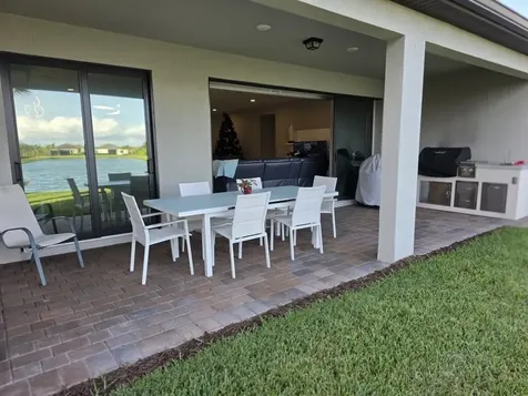 527 SE Vallarta Drive Port Saint Lucie FL 34984