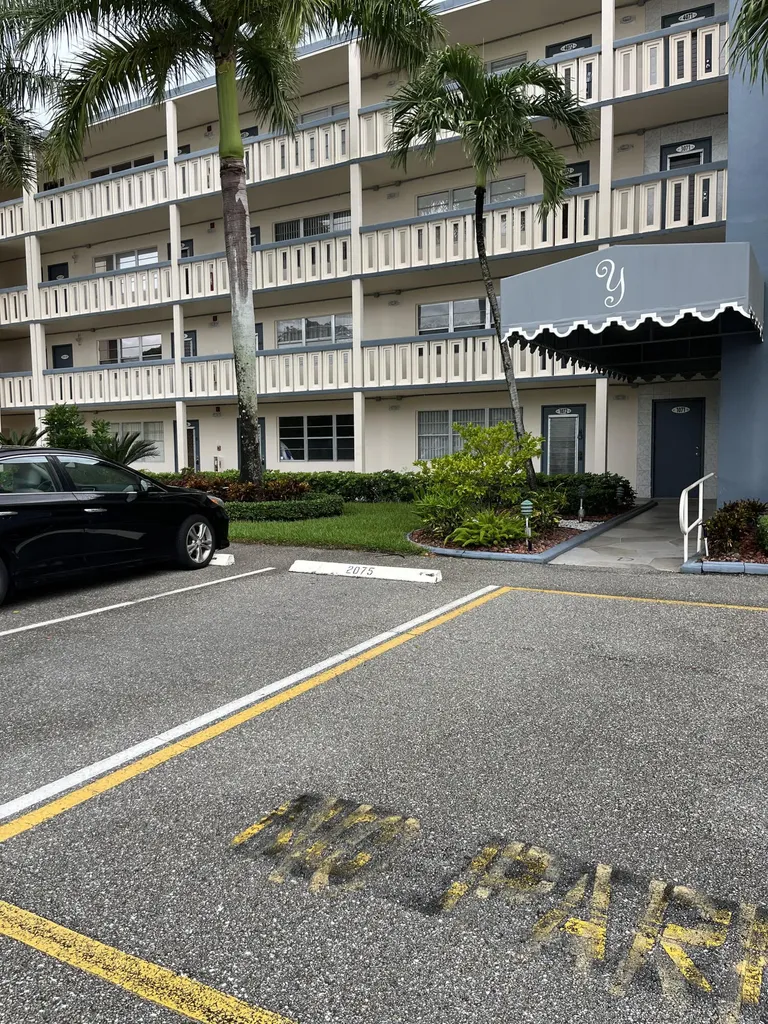 4032 Yarmouth B Boca Raton FL 33434