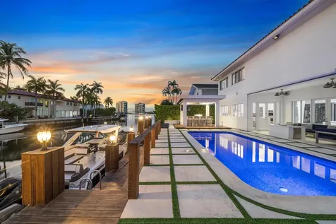 16430 Ne 30th Avenue North Miami Beach FL 33160