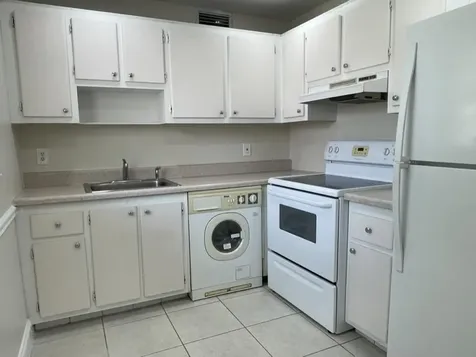 472 Saxony J Delray Beach FL 33446