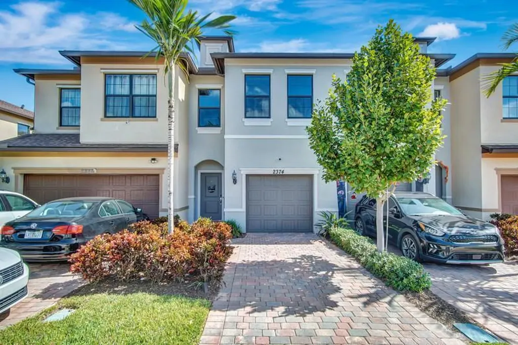 2374 Post St, Street Palm Springs FL 33406