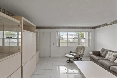 270 Farnham L Deerfield Beach FL 33442