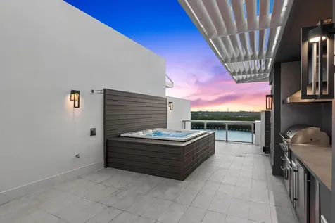 2880 N Ocean Drive Hollywood FL 33019