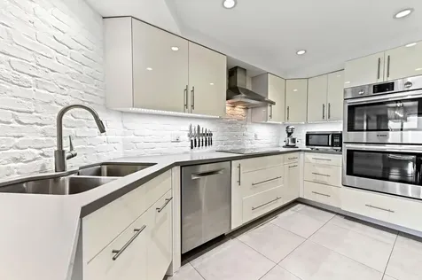 2425 Presidential Way West Palm Beach FL 33401