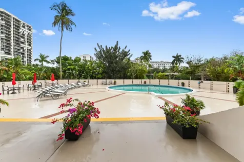 2425 Presidential Way West Palm Beach FL 33401