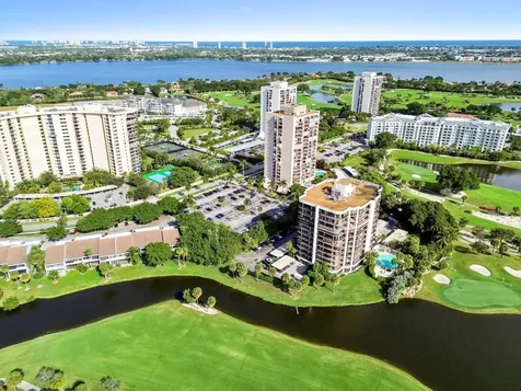 2425 Presidential Way West Palm Beach FL 33401