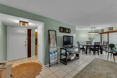 5650 Camino Del Sol Boca Raton FL 33433