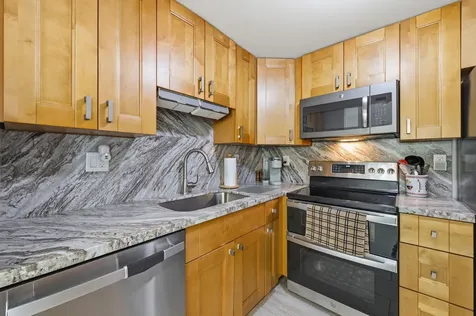 433 Flanders J Delray Beach FL 33484