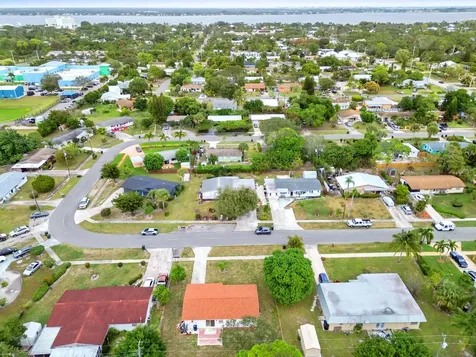908 Se Hall Street Stuart FL 34994
