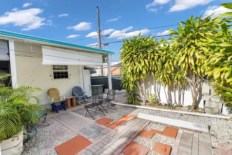 2285 Ne 136th Lane North Miami Beach FL 33181