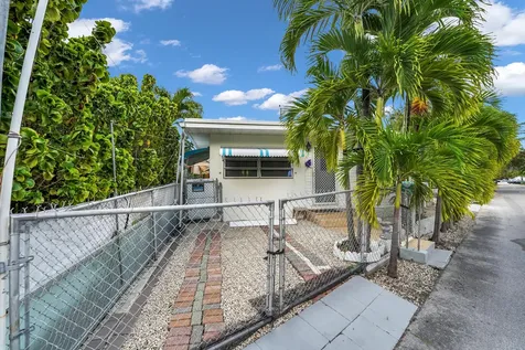 2285 Ne 136th Lane North Miami Beach FL 33181