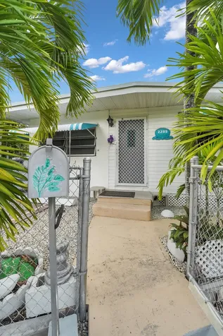2285 Ne 136th Lane North Miami Beach FL 33181