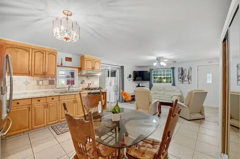 2285 Ne 136th Lane North Miami Beach FL 33181