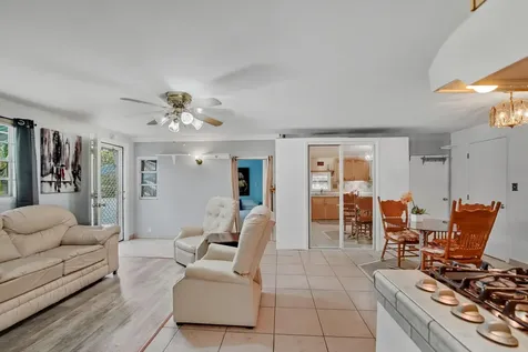 2285 Ne 136th Lane North Miami Beach FL 33181