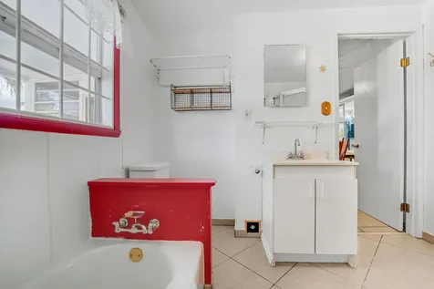 2285 Ne 136th Lane North Miami Beach FL 33181