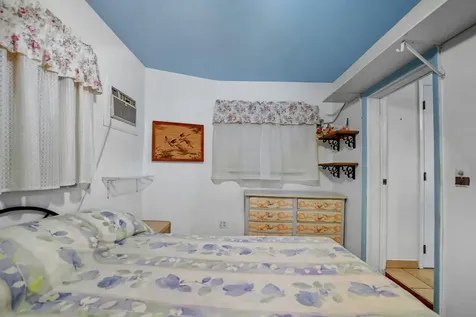2285 Ne 136th Lane North Miami Beach FL 33181