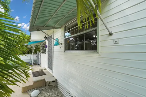 2285 Ne 136th Lane North Miami Beach FL 33181