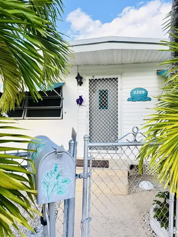 2285 Ne 136th Lane North Miami Beach FL 33181