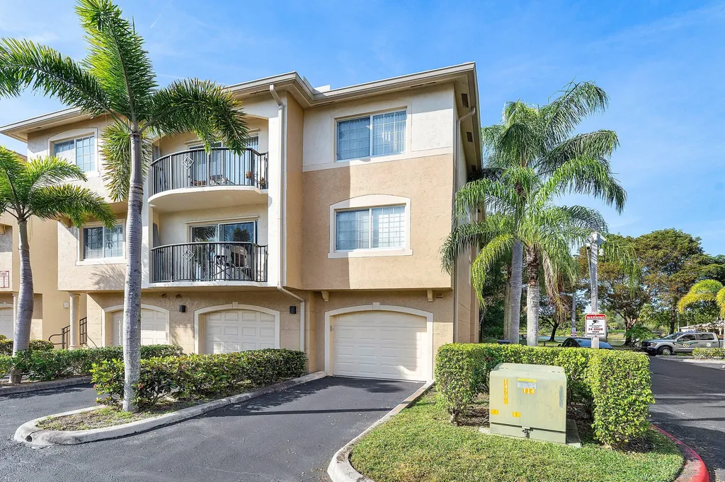 1000 Crestwood Court Royal Palm Beach FL 33411