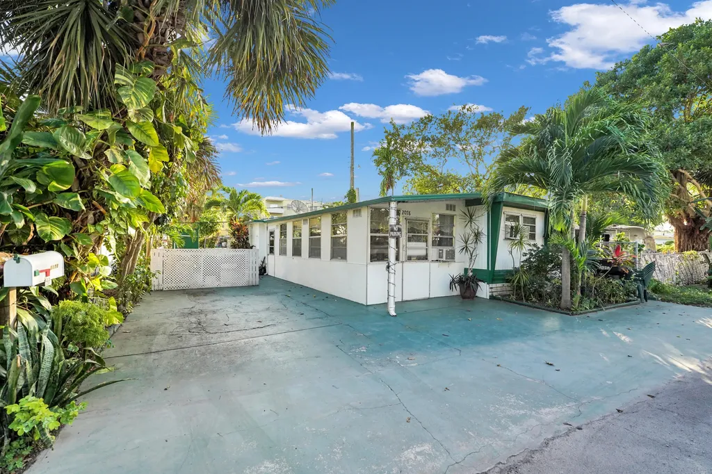 2078 Ne 135th Lane North Miami Beach FL 33181