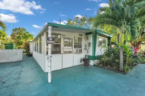 2078 Ne 135th Lane North Miami Beach FL 33181
