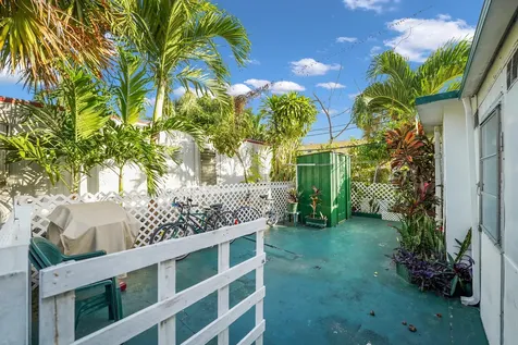 2078 Ne 135th Lane North Miami Beach FL 33181