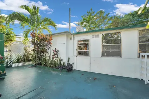 2078 Ne 135th Lane North Miami Beach FL 33181