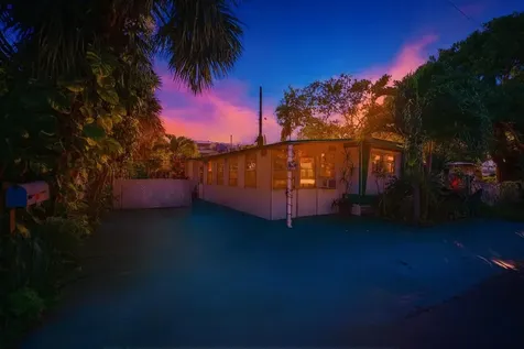 2078 Ne 135th Lane North Miami Beach FL 33181