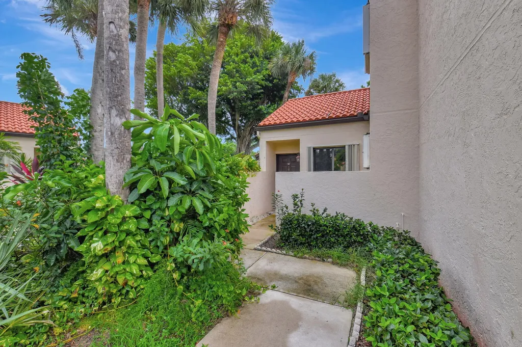 22 Via De Casas Sur Boynton Beach FL 33426