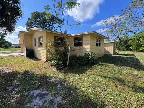 401 Se Tranquilla Avenue Port Saint Lucie FL 34983